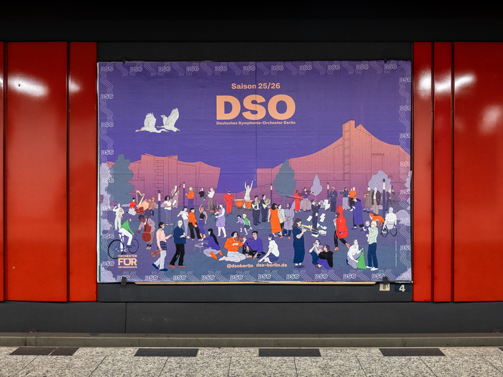 Plakat zur Saison 2025/26 des Deutschen Symphonie-Orchesters Berlin mit Illustrationen zahlreicher Menschen vor der Philharmonie, gestaltet auf violettem Hintergrund mit dem Logo DSO im Zentrum.